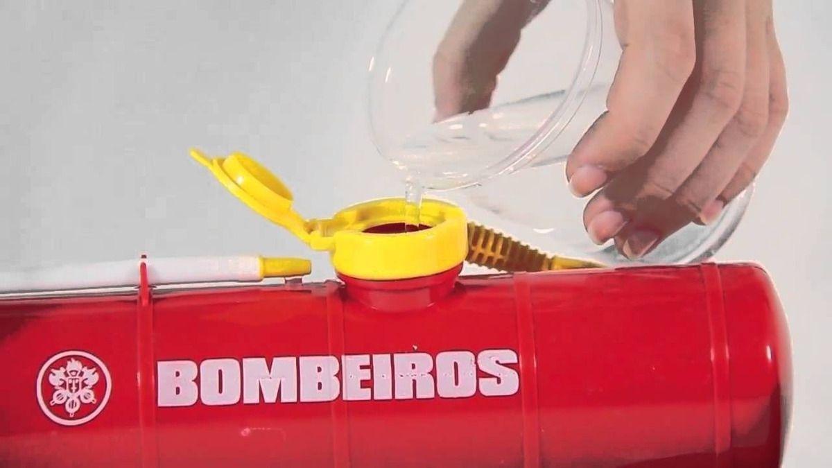 Caminhão de bombeiros de brinquedo vermelho com mangueira esguicha água e  escada caminhão de água 