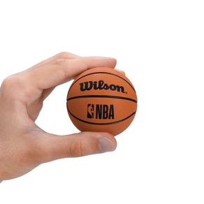 WIL04767-MINI-BOLA-BASQUETE-MARROM